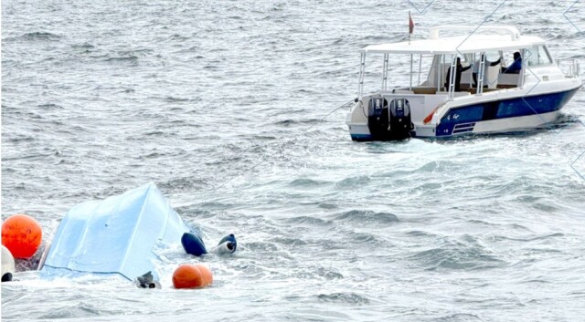 &Tau;&rho;&epsilon;&iota;&sigmaf; &Gamma;ά&lambda;&lambda;&omicron;&iota; &tau;&omicron;&upsilon;&rho;ί&sigma;&tau;&epsilon;&sigmaf; έ&chi;&alpha;&sigma;&alpha;&nu; &tau;&eta; &zeta;&omega;ή &tau;&omicron;&upsilon;&sigmaf; &alpha;&pi;ό &alpha;&nu;&alpha;&tau;&rho;&omicron;&pi;ή &sigma;&kappa;ά&phi;&omicron;&upsilon;&sigmaf; &alpha;&nu;&omicron;&iota;&kappa;&tau;ά &tau;&omicron;&upsilon; &Omicron;&mu;ά&nu;