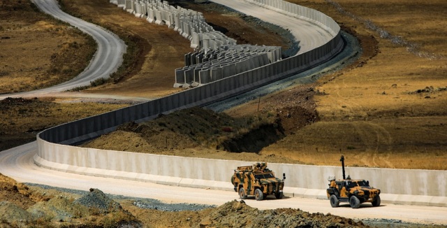 ΤΕΙΧΟΣ ΜΕ ΤΟ ΙΡΑΝ ΣΤΗΝΕΙ Η ΤΟΥΡΚΙΑ ΓΙΑ ΕΝΔΕΧΟΜΕΝΗ ΚΑΤΑΡΡΕΥΣΗ ΤΟΥ ΚΑΘΕΣΤΩΤΟΣ ΣΤΗΝ ΤΕΧΕΡΑΝΗ, ΦΟΒΟΙ ΓΙΑ ΚΥΜΑ ΠΡΟΣΦΥΓΙΚΩΝ ΡΟΩΝ