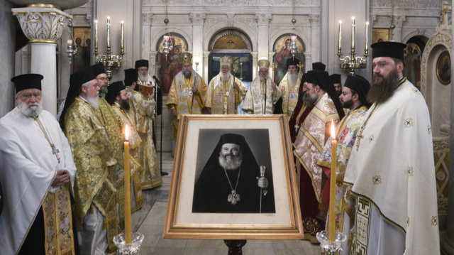 &Mu;&nu;&eta;&mu;ό&sigma;&upsilon;&nu;&omicron; &gamma;&iota;&alpha; &tau;&omicron;&nu; &Alpha;&rho;&chi;&iota;&epsilon;&pi;ί&sigma;&kappa;&omicron;&pi;&omicron; &Chi;&rho;&iota;&sigma;&tau;ό&delta;&omicron;&upsilon;&lambda;&omicron; 18 &chi;&rho;ό&nu;&iota;&alpha; &alpha;&pi;ό &tau;&eta;&nu; &kappa;&omicron;ί&mu;&eta;&sigma;ή &tau;&omicron;&upsilon; &pi;&omicron;&upsilon; &sigma;&eta;&mu;ά&delta;&epsilon;&psi;&epsilon; &Epsilon;&kappa;&kappa;&lambda;&eta;&sigma;ί&alpha; &kappa;&alpha;&iota; &kappa;&omicron;&iota;&nu;&omega;&nu;ί&alpha;, &delta;&epsilon;ί&tau;&epsilon; &phi;&omega;&tau;&omicron;&gamma;&rho;&alpha;&phi;ί&epsilon;&sigmaf;