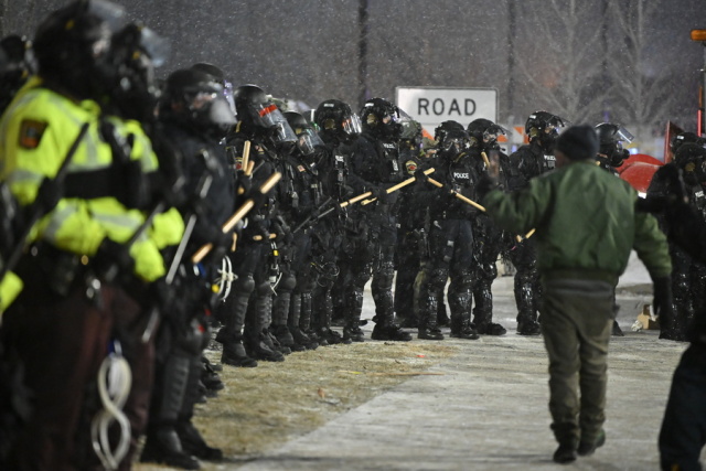 &Nu;έ&omicron; &kappa;&upsilon;&beta;&epsilon;&rho;&nu;&eta;&tau;&iota;&kappa;ό shutdown &sigma;&tau;&omicron;&nu; &omicron;&rho;ί&zeta;&omicron;&nu;&tau;&alpha;, &mu;&epsilon;&tau;ά &tau;&alpha; &epsilon;&pi;&epsilon;&iota;&sigma;ό&delta;&iota;&alpha; &mu;&epsilon; &tau;&omicron;&upsilon;&sigmaf; &pi;&rho;ά&kappa;&tau;&omicron;&rho;&epsilon;&sigmaf; &tau;&eta;&sigmaf; ICE &kappa;&alpha;&iota; &tau;&omicron;&upsilon;&sigmaf; &delta;ύ&omicron; &nu;&epsilon;&kappa;&rho;&omicron;ύ&sigmaf; &sigma;&tau;&eta; &Mu;&iota;&nu;&epsilon;ά&pi;&omicron;&lambda;&eta;