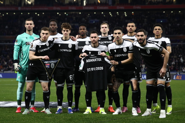 Οι παίκτες του ΠΑΟΚ και του Παναθηναϊκού φωτογραφήθηκαν κρατώντας μπλουζάκια αφιερωμένα στα 7 «αετόπουλα» 