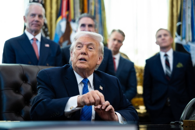 Μετά τις απειλές, ο Τραμπ πιστεύει ότι το Ιράν θέλει να «συνάψει μια συμφωνία»