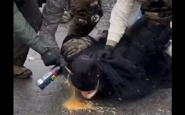 Ένας πρώην τραπεζίτης της Morgan Stanley είναι πίσω από τα δακρυγόνα και σπρέι αξίας $4,7 εκατ. που ρίχνει η ICE σε διαδηλωτές