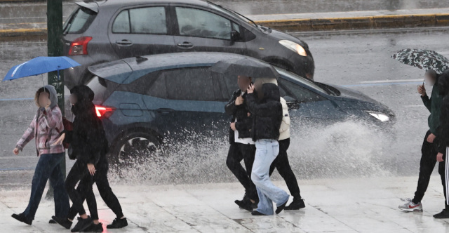 Ήχησε το 112 σε δυτική Ελλάδα και Θεσσαλία για την κακοκαιρία, θα «χτυπήσει» την Αττική σε δύο φάσεις, live η πορεία της 