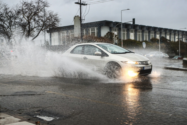 Νέο έκτακτο δελτίο της ΕΜΥ: Ποιες περιοχές θα έχουν τις επόμενες ώρες ισχυρές βροχές και καταιγίδες 