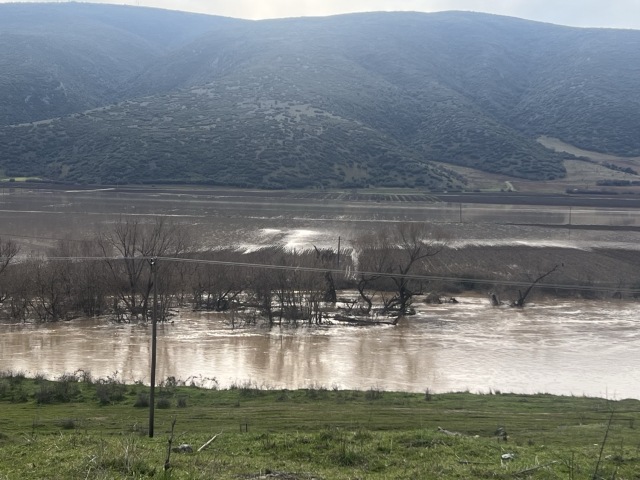 &Upsilon;&pi;&epsilon;&rho;&chi;&epsilon;ί&lambda;&iota;&sigma;&epsilon; &omicron; &Pi;&eta;&nu;&epsilon;&iota;ό&sigmaf; έ&xi;&omega; &alpha;&pi;ό &tau;&eta; &Lambda;ά&rho;&iota;&sigma;&alpha;: &Pi;&lambda;&eta;&mu;&mu;ύ&rho;&iota;&sigma;&alpha;&nu; &alpha;&gamma;&rho;&omicron;&tau;&iota;&kappa;έ&sigmaf; &epsilon;&kappa;&tau;ά&sigma;&epsilon;&iota;&sigmaf;