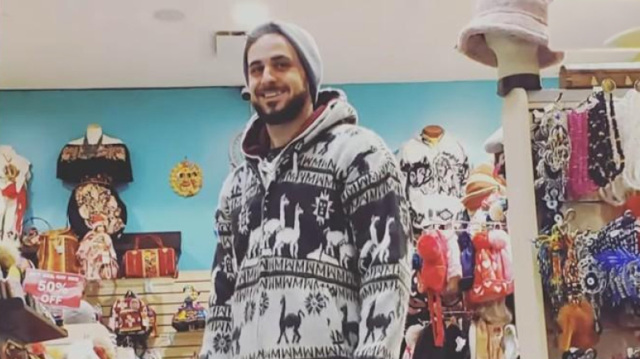 &Epsilon;&delta;ώ &pi;ή&gamma;&epsilon; &sigma;&chi;&omicron;&lambda;&epsilon;ί&omicron; &kappa;&alpha;&iota; &sigma;&tau;&rho;&alpha;&tau;ό, &tau;&omicron;&nu; &alpha;&gamma;&alpha;&pi;&omicron;ύ&sigma;&alpha;, &lambda;έ&epsilon;&iota; &eta; &gamma;&iota;&alpha;&gamma;&iota;ά &tau;&omicron;&upsilon; &Gamma;&iota;ά&nu;&nu;&eta; &pi;&omicron;&upsilon; &chi;ά&theta;&eta;&kappa;&epsilon; &sigma;&tau;&omicron;&nu; &Alpha;&tau;&lambda;&alpha;&nu;&tau;&iota;&kappa;ό