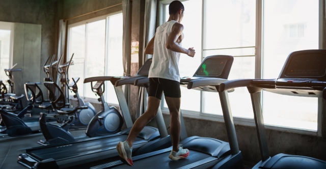 ΕΝΑΣ 35ΧΡΟΝΟΣ ΒΡΑΖΙΛΙΑΝΟΣ ΕΤΡΕΞΕ 188 ΧΛΜ. ΣΕ 24 ΩΡΕΣ ΣΕ ΔΙΑΔΡΟΜΟ ΓΥΜΝΑΣΤΙΚΗΣ ΓΙΑ ΝΑ ΔΟΚΙΜΑΣΕΙ ΤΑ ΟΡΙΑ ΤΟΥ