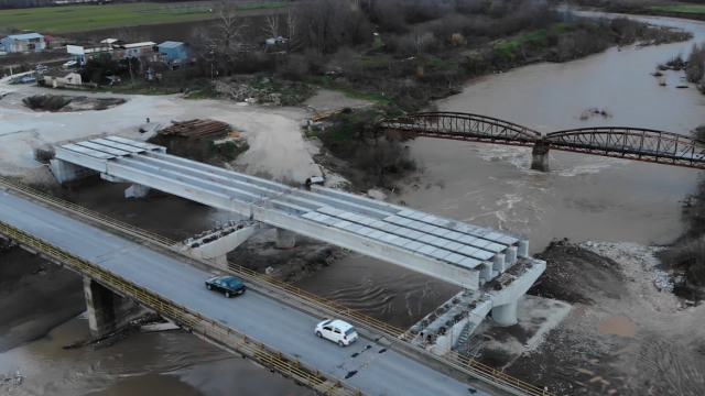 ΔΕΙΤΕ ΕΝΤΥΠΩΣΙΑΚΕΣ ΕΙΚΟΝΕΣ ΑΠΟ DRONE  ΜΕ ΤΗ ΝΕΑ ΓΕΦΥΡΑ ΚΑΡΑΒΟΠΟΡΟΥ ΣΤΑ ΤΡΙΚΑΛΑ