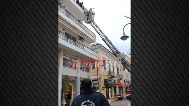 ΕΠΕΣΑΝ ΣΟΒΑΔΕΣ ΑΠΟ ΜΠΑΛΚΟΝΙ ΠΟΛΥΚΑΤΟΙΚΙΑΣ ΣΕ ΚΕΝΤΡΙΚΟ ΔΡΟΜΟ ΤΗΣ ΠΑΤΡΑΣ