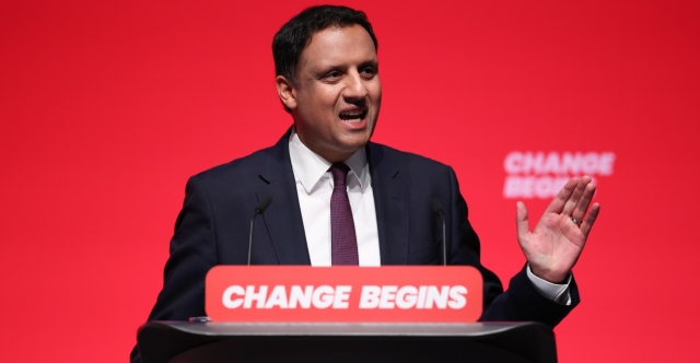 Ο ΗΓΕΤΗΣ ΤΟΥ ΣΚΩΤΣΕΖΙΚΟΥ ΕΡΓΑΤΙΚΟΥ ΚΟΜΜΑΤΟΣ ΖΗΤΑ ΤΗΝ ΠΑΡΑΙΤΗΣΗ ΤΟΥ ΚΙΡ ΣΤΑΡΜΕΡ ΑΠΟ ΤΗΝ ΠΡΩΘΥΠΟΥΡΓΙΑ