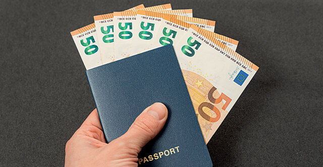 Φάμπρικα στο Αμπού Ντάμπι: Προξενικός υπάλληλος έκανε τις βίζες εμπόρευμα