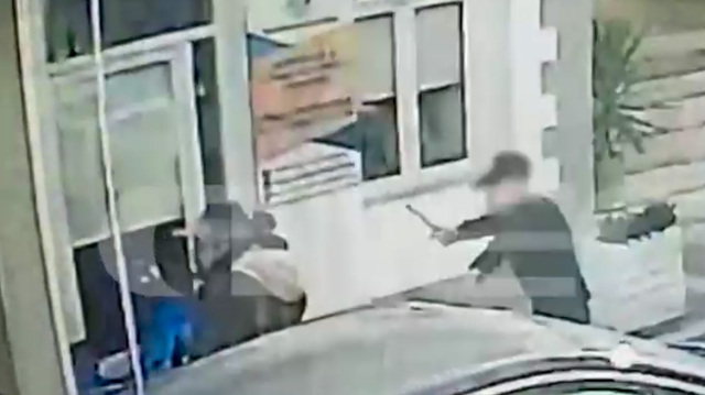 ΕΚΑΝΕ ΣΑΝ ΔΑΙΜΟΝΙΣΜΕΝΟΣ, ΛΕΕΙ Ο ΚΟΥΡΕΑΣ ΓΙΑ ΤΟΝ 25ΧΡΟΝΟ ΠΟΥ ΤΟΥ ΕΠΙΤΕΘΗΚΕ ΜΕ ΓΚΛΟΠ ΓΙΑΤΙ ΔΕΝ ΤΟΥ ΑΡΕΣΕ ΤΟ ΚΟΥΡΕΜΑ, ΔΕΙΤΕ ΒΙΝΤΕΟ