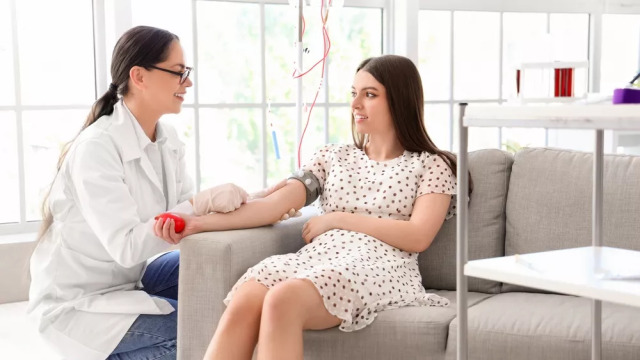 «Γίνε μέρος της λύσης, χάρισε ζωή»: Εθελοντική αιμοδοσία στο Σεράφειο του Δήμου Αθηναίων από το ΕΚΕΑ