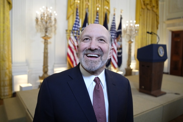 &Eta;&Pi;&Alpha;: Ή&tau;&alpha;&nu; &gamma;&epsilon;ί&tau;&omicron;&nu;ά&sigmaf; &mu;&omicron;&upsilon;, &alpha;&lambda;&lambda;ά &tau;&omicron;&nu; &epsilon;ί&delta;&alpha; &epsilon;&lambda;ά&chi;&iota;&sigma;&tau;&alpha;, &lambda;έ&epsilon;&iota; &omicron; &upsilon;&pi;&omicron;&upsilon;&rho;&gamma;ό&sigmaf; &Epsilon;&mu;&pi;&omicron;&rho;ί&omicron;&upsilon; &Chi;ά&omicron;&upsilon;&alpha;&rho;&nu;&tau; &Lambda;ά&tau;&nu;&iota;&kappa; &gamma;&iota;&alpha; &tau;&iota;&sigmaf; &sigma;&chi;έ&sigma;&epsilon;&iota;&sigmaf; &tau;&omicron;&upsilon; &mu;&epsilon; &tau;&omicron;&nu; &Epsilon;&pi;&sigma;&tau;ά&iota;&nu;