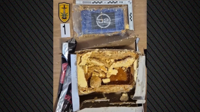 ΕΜΠΟΡΟΙ ΝΑΡΚΩΤΙΚΩΝ ΣΤΗΝ ΤΣΕΧΙΑ ΔΙΑΚΙΝΟΥΣΑΝ ΚΟΚΑΐΝΗ ΚΡΥΜΜΕΝΗ ΣΕ ΤΟΥΡΤΕΣ: ΔΕΙΤΕ ΒΙΝΤΕΟ