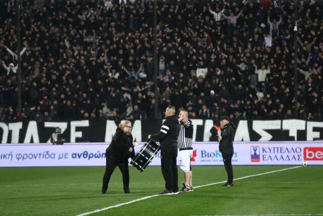 Ανατριχιαστική στιγμή: Μήτερα οπαδού του ΠΑΟΚ που σκοτώθηκε στη Ρουμανία, χτύπησε το τύμπανο στην Τούμπα, δείτε βίντεο 