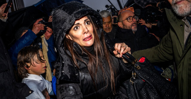 Εξοργισμένοι συγγενείς θυμάτων του κλαμπ στο Κραν Μοντανά περίμεναν τους ιδιοκτήτες στην εισαγγελία της Σιόν: Σπρωξίματα, φωνές και δάκρυ class=