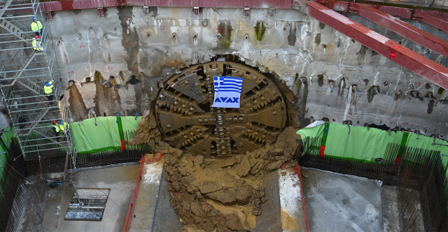 &Mu;&epsilon; &tau;&omicron; Break on through &tau;&omega;&nu; Doors &kappa;&alpha;&iota; &chi;&epsilon;&iota;&rho;&omicron;&kappa;&rho;&omicron;&tau;ή&mu;&alpha;&tau;&alpha; &omicron; &mu;&epsilon;&tau;&rho;&omicron;&pi;ό&nu;&tau;&iota;&kappa;&alpha;&sigmaf; &Alpha;&theta;&eta;&nu;ά &sigma;&tau;&omicron;&nu; &Epsilon;&upsilon;&alpha;&gamma;&gamma;&epsilon;&lambda;&iota;&sigma;&mu;ό &gamma;&iota;&alpha; &tau;&eta;&nu; &epsilon;&pi;έ&kappa;&tau;&alpha;&sigma;&eta; &tau;&eta;&sigmaf; &gamma;&rho;&alpha;&mu;&mu;ή&sigmaf; 4, &beta;ί&nu;&tau;&epsilon;&omicron; &kappa;&alpha;&iota; &phi;&omega;&tau;&omicron;&gamma;&rho;&alpha;&phi;ί&epsilon;&sigmaf;