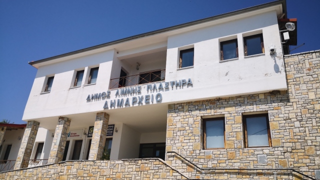 &Omicron; &delta;ή&mu;&omicron;&sigmaf; &Lambda;ί&mu;&nu;&eta;&sigmaf; &Pi;&lambda;&alpha;&sigma;&tau;ή&rho;&alpha; &epsilon;&pi;&epsilon;&nu;&delta;ύ&epsilon;&iota; &sigma;&tau;&eta;&nu; &tau;&epsilon;&chi;&nu;&eta;&tau;ή &nu;&omicron;&eta;&mu;&omicron;&sigma;ύ&nu;&eta; &kappa;&alpha;&iota; &delta;&eta;&mu;&iota;&omicron;&upsilon;&rho;&gamma;&epsilon;ί &laquo;&Kappa;&upsilon;&psi;έ&lambda;&eta; &Kappa;&alpha;&iota;&nu;&omicron;&tau;&omicron;&mu;ί&alpha;&sigmaf;&raquo;, &tau;&iota; &nu;έ&omicron; έ&rho;&chi;&epsilon;&tau;&alpha;&iota;