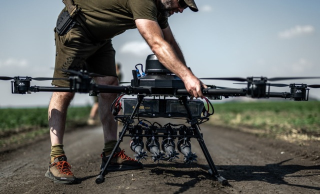 ΑΠΟΣΤΟΛΗ «ΔΙΑΝΟΜΗ ΜΠΙΣΚΟΤΩΝ» ΣΤΑ ΧΑΡΑΚΩΜΑΤΑ ΤΗΣ ΟΥΚΡΑΝΙΑΣ: ΟΙ ΕΠΙΧΕΙΡΗΣΕΙΣ ΠΟΥ ΔΙΝΟΥΝ ΧΑΜΟΓΕΛΟ ΣΤΟΝ ΖΟΦΟ ΤΟΥ ΠΟΛΕΜΟΥ