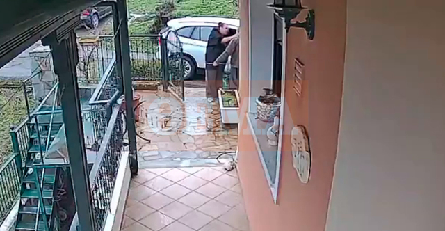 &Eta; &sigma;&tau;&iota;&gamma;&mu;ή &pi;&omicron;&upsilon; &gamma;&upsilon;&nu;&alpha;ί&kappa;&alpha; &alpha;&gamma;&kappa;&alpha;&lambda;&iota;ά&zeta;&epsilon;&iota; &eta;&lambda;&iota;&kappa;&iota;&omega;&mu;έ&nu;&omicron; &kappa;&alpha;&iota; &tau;&omicron;&upsilon; &alpha;&rho;&pi;ά&zeta;&epsilon;&iota; &tau;&eta;&nu; &alpha;&lambda;&upsilon;&sigma;ί&delta;&alpha; &sigma;&tau;&eta; &Theta;&epsilon;&sigma;&sigma;&alpha;&lambda;&omicron;&nu;ί&kappa;&eta;, &eta; &sigma;&pi;&epsilon;ί&rho;&alpha; &epsilon;ί&chi;&epsilon;... &pi;&tau;&upsilon;&chi;ί&omicron; &sigma;&tau;&omicron; &nu;&alpha; &alpha;&nu;&omicron;ί&gamma;&epsilon;&iota; &sigma;&pi;ί&tau;&iota;&alpha; &kappa;&alpha;&iota; &nu;&alpha;