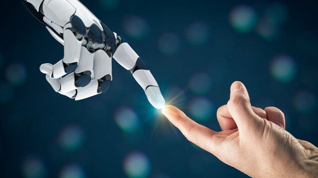 Επικεφαλής AI της Microsoft: «Η παραδοσιακή δουλειά γραφείου τελειώνει σε 12–18 μήνες»