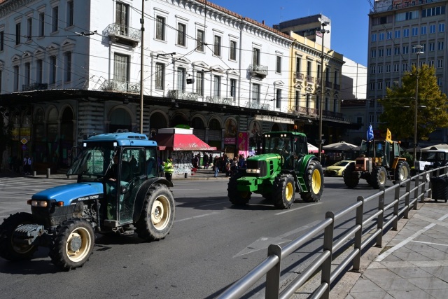 ΑΠΟΧΩΡΟΥΝ ΤΑ ΤΡΑΚΤΕΡ ΤΩΝ ΑΓΡΟΤΩΝ ΑΠΟ ΤΟ ΚΕΝΤΡΟ ΤΗΣ ΑΘΗΝΑΣ, ΑΝΟΙΞΑΝ ΟΙ ΔΡΟΜΟΙ, ΔΕΙΤΕ ΒΙΝΤΕΟ