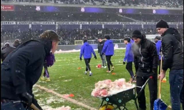 Ωραία κίνηση από τους οπαδούς της Άντερλεχτ, καθάρισαν το γήπεδό τους από το χιόνι, βίντεο