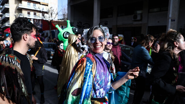 ΧΡΩΜΑΤΑ, ΜΟΥΣΙΚΕΣ ΚΑΙ ΠΕΡΙΤΕΧΝΑ ΚΟΣΤΟΥΜΙΑ ΣΤΟ ΚΑΡΝΑΒΑΛΙ ΜΕΤΑΞΟΥΡΓΕΙΟΥ, ΔΕΙΤΕ ΒΙΝΤΕΟ