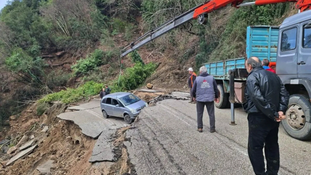 ΑΠΟ ΘΑΥΜΑ ΓΛΙΤΩΣΕ ΟΔΗΓΟΣ ΟΤΑΝ ΥΠΟΧΩΡΗΣΕ ΕΠΑΡΧΙΑΚΟΣ ΔΡΟΜΟΣ ΣΤΑ ΤΖΟΥΜΕΡΚΑ, ΔΕΙΤΕ ΒΙΝΤΕΟ