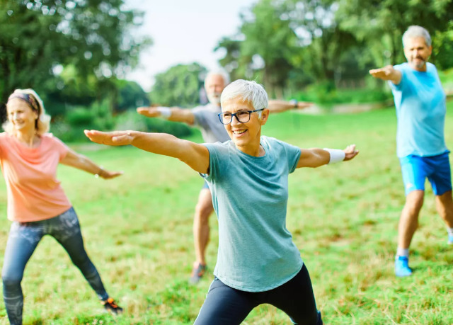 4 top ασκήσεις που αντιμετωπίζουν τη χαλάρωση στα μπράτσα στην εμμηνόπαυση