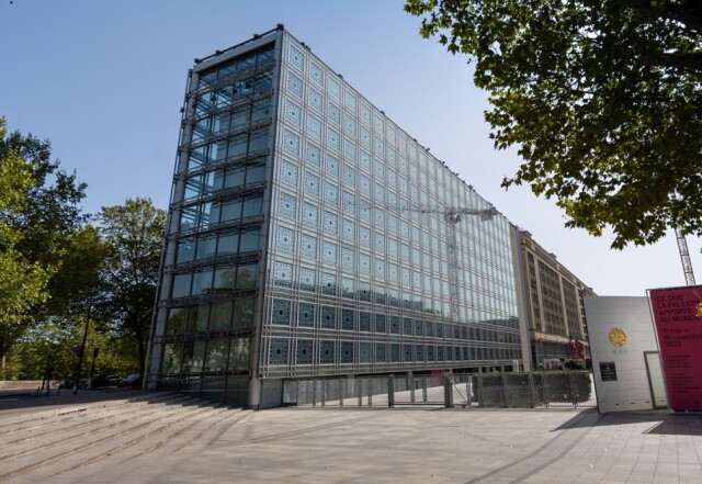 &Upsilon;&pi;ό&theta;&epsilon;&sigma;&eta; &Epsilon;&pi;&sigma;&tau;&alpha;ϊ&nu;: Έ&rho;&epsilon;&upsilon;&nu;&alpha; &sigma;&tau;&omicron; &Iota;&nu;&sigma;&tau;&iota;&tau;&omicron;ύ&tau;&omicron; &Alpha;&rho;&alpha;&beta;&iota;&kappa;&omicron;ύ &Kappa;ό&sigma;&mu;&omicron;&upsilon; &sigma;&tau;&omicron; &Pi;&alpha;&rho;ί&sigma;&iota; &mu;&epsilon;&tau;ά &tau;&eta;&nu; &pi;&alpha;&rho;&alpha;ί&tau;&eta;&sigma;&eta; &Zeta;&alpha;&kappa; &Lambda;&alpha;&nu;&gamma;&kappa;