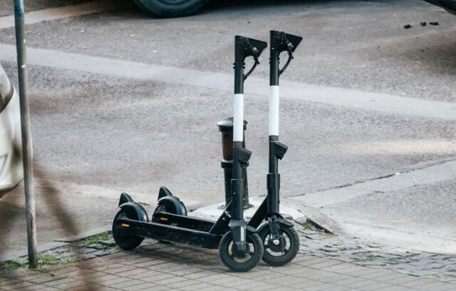 &Pi;&alpha;&rho;έ&sigma;&upsilon;&rho;&epsilon; &kappa;&alpha;&iota; &tau;&rho;&alpha;&upsilon;&mu;ά&tau;&iota;&sigma;&epsilon; &mu;&epsilon; &pi;&alpha;&tau;ί&nu;&iota; &kappa;&alpha;&rho;&kappa;&iota;&nu;&omicron;&pi;&alpha;&theta;ή &gamma;&upsilon;&nu;&alpha;ί&kappa;&alpha; &sigma;&tau;&eta; &Lambda;ά&rho;&iota;&sigma;&alpha;, &psi;ά&chi;&nu;&epsilon;&iota; &tau;&iota;&sigmaf; &kappa;ά&mu;&epsilon;&rho;&epsilon;&sigmaf; &eta; &kappa;ό&rho;&eta; &tau;&eta;&sigmaf;