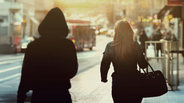 ΣΤΗ ΦΥΛΑΚΗ 55ΧΡΟΝΗ STALKER: ΕΓΙΝΕ Η «ΣΚΙΑ» ΔΗΜΟΣΙΟΓΡΑΦΟΥ ΓΙΑ 15 ΧΡΟΝΙΑ, ΤΗΣ ΕΣΤΕΛΝΕ ΔΩΡΑ ΚΑΙ ΤΗΣ ΖΗΤΟΥΣΕ ΝΑ ΒΡΕΘΟΥΝ