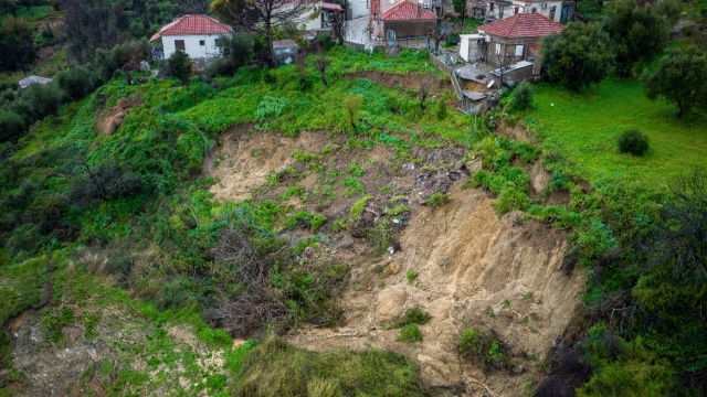 &laquo;&Beta;&iota;ώ&nu;&omicron;&upsilon;&mu;&epsilon; &sigma;&upsilon;&nu;&theta;ή&kappa;&epsilon;&sigmaf; &pi;&omicron;&lambda;έ&mu;&omicron;&upsilon;&raquo;: &Alpha;&pi;&omicron;&kappa;&lambda;&epsilon;&iota;&sigma;&mu;έ&nu;&omicron; &tau;&omicron; &Mu;&alpha;&zeta;&alpha;&rho;ά&kappa;&iota; &Eta;&lambda;&epsilon;ί&alpha;&sigmaf; &mu;&epsilon;&tau;ά &tau;&iota;&sigmaf; &pi;&rho;ό&sigma;&phi;&alpha;&tau;&epsilon;&sigmaf; &kappa;&alpha;&tau;&omicron;&lambda;&iota;&sigma;&theta;ή&sigma;&epsilon;&iota;&sigmaf;, &alpha;&pi;&omicron;&mu;&alpha;&kappa;&rho;ύ&nu;&theta;&eta;&kappa;&alpha;&nu; &kappa;ά&tau;&omicron;&iota;&kappa;&omicron;&iota; &alpha;&pi;ό &tau;&alpha; &sigma;&pi;ί&tau;&iota;&alpha; &tau;&omicron;&upsilon; class=