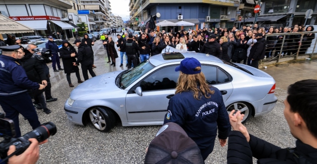 ΞΕΣΠΑΕΙ Ο ΓΙΟΣ ΕΡΓΑΤΡΙΑΣ ΠΟΥ ΣΚΟΤΩΘΗΚΕ ΣΤΗ ΒΙΟΛΑΝΤΑ: ΑΠΟ ΚΑΘΑΡΗ ΤΥΧΗ ΔΕΝ ΗΤΑΝ ΟΙ ΣΥΓΚΕΝΤΡΩΜΕΝΟΙ ΣΤΗ ΘΕΣΗ ΤΩΝ ΘΥΜΑΤΩΝ