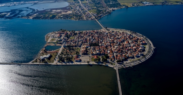 &Eta; &laquo;&mu;&iota;&kappa;&rho;ή &Beta;&epsilon;&nu;&epsilon;&tau;ί&alpha;&raquo; &tau;&eta;&sigmaf; &Epsilon;&lambda;&lambda;ά&delta;&alpha;&sigmaf; &mu;&epsilon; &tau;&alpha; &pi;έ&tau;&rho;&iota;&nu;&alpha; &tau;&omicron;&xi;&omega;&tau;ά &gamma;&epsilon;&phi;ύ&rho;&iota;&alpha; &kappa;&alpha;&iota; &tau;&eta; &mu;&epsilon;&gamma;ά&lambda;&eta; &nu;&alpha;&upsilon;&tau;&iota;&kappa;ή &iota;&sigma;&tau;&omicron;&rho;ί&alpha;