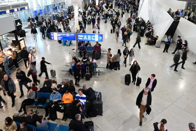 ΠΟΛΙΤΙΚΗ ΑΕΡΟΠΟΡΙΑ: ΒΛΑΒΗ ΣΤΗΝ ΤΡΟΦΟΔΟΣΙΑ ΤΟΥ ΣΥΣΤΗΜΑΤΟΣ ΜΕΤΑΦΟΡΑΣ ΔΕΔΟΜΕΝΩΝ ΕΠΗΡΕΑΣΕ ΠΡΟΣΩΡΙΝΑ ΠΤΗΣΕΙΣ ΣΤΟ «ΕΛ. ΒΕΝΙΖΕΛΟΣ»