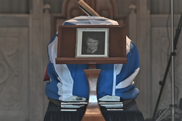 &Epsilon;&lambda;έ&nu;&eta; &Gamma;&lambda;ύ&kappa;&alpha;&tau;&zeta;&eta; - &Alpha;&rho;&beta;&epsilon;&lambda;έ&rho;: &Sigma;&tau;&eta; &Mu;&eta;&tau;&rho;ό&pi;&omicron;&lambda;&eta; &Alpha;&theta;&eta;&nu;ώ&nu; &eta; &sigma;&omicron;&rho;ό&sigmaf; &tau;&eta;&sigmaf; &gamma;&iota;&alpha; &lambda;&alpha;ϊ&kappa;ό &pi;&rho;&omicron;&sigma;&kappa;ύ&nu;&eta;&mu;&alpha;, &tau;&omicron; &mu;&epsilon;&sigma;&eta;&mu;έ&rho;&iota; &eta; &kappa;&eta;&delta;&epsilon;ί&alpha; &tau;&eta;&sigmaf;