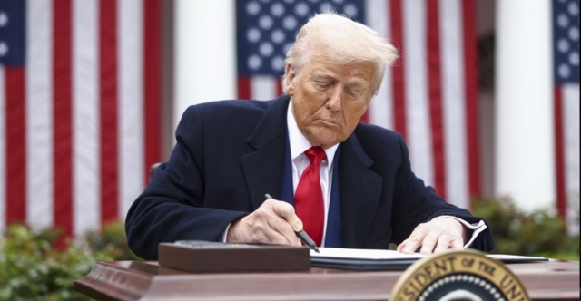 Ά&mu;&epsilon;&sigma;&eta; &alpha;&nu;ά&lambda;&upsilon;&sigma;&eta;: &Tau;&iota; &epsilon;ί&nu;&alpha;&iota; &omicron;&iota; &nu;ό&mu;&omicron;&iota; 122 &kappa;&alpha;&iota; 301 &pi;&omicron;&upsilon; &epsilon;&pi;&iota;&kappa;&alpha;&lambda;&epsilon;ί&tau;&alpha;&iota; &omicron; &Tau;&rho;&alpha;&mu;&pi;, &gamma;&iota;&alpha; &nu;&alpha; &pi;&alpha;&rho;&alpha;&kappa;ά&mu;&psi;&epsilon;&iota; &tau;&omicron; &Alpha;&nu;ώ&tau;&alpha;&tau;&omicron; &delta;&iota;&kappa;&alpha;&sigma;&tau;ή&rho;&iota;&omicron; &gamma;&iota;&alpha; &tau;&omicron;&upsilon;&sigmaf; &delta;&alpha;&sigma;&mu;&omicron;ύ&sigmaf;