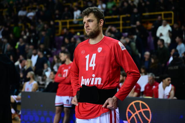 Αγωνία στον Ολυμπιακό: Αποχώρησε στο 29′ ο Βεζένκοβ με πρόβλημα στη μέση