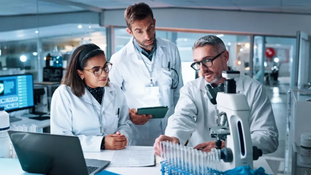 Μονοκλωνικό αντίσωμα γεννά ελπίδες για τη θεραπεία νευροεκφυλιστικών νόσων – Ο Έλληνας που το ανακάλυψε