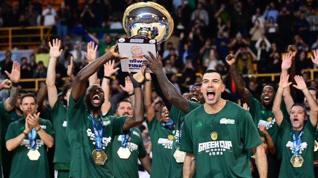 Η απονομή του 22ου Κυπέλλου μπάσκετ στον Παναθηναϊκό, δείτε βίντεο, φωτογραφίες