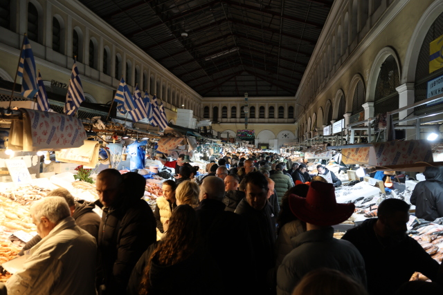 Οι Αθηναίοι ψωνίζουν βράδυ, ανοιχτή και γεμάτη κόσμο η Βαρβάκειος, δείτε βίντεο 