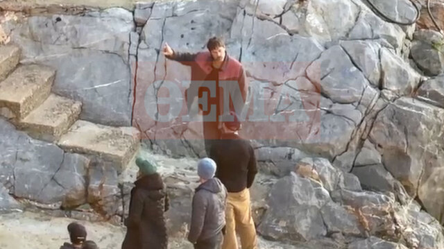 &Delta;&epsilon;ί&tau;&epsilon; &beta;ί&nu;&tau;&epsilon;&omicron;: &Omicron; &laquo;ά&phi;&alpha;&nu;&tau;&omicron;&sigmaf;&raquo; &Mu;&pi;&rho;&alpha;&nu;&tau; &Pi;&iota;&tau; &gamma;&upsilon;&rho;ί&zeta;&epsilon;&iota; &sigma;&kappa;&eta;&nu;έ&sigmaf; &sigma;&epsilon; &beta;&rho;ά&chi;&iota;&alpha; &mu;&pi;&rho;&omicron;&sigma;&tau;ά &sigma;&tau;&eta; &theta;ά&lambda;&alpha;&sigma;&sigma;&alpha;, &sigma;&tau;&omicron; &Alpha;&upsilon;&lambda;ά&kappa;&iota; &tau;&eta;&sigmaf; Ύ&delta;&rho;&alpha;&sigmaf;