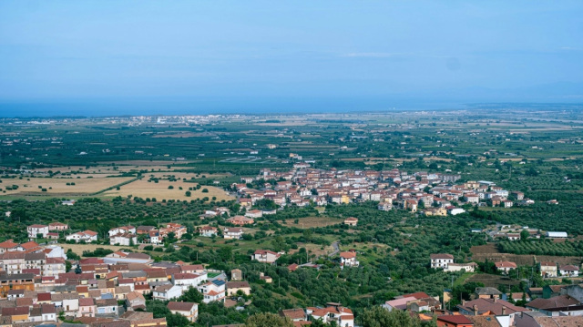 Ζει στην Αλμερία σε δρόμο που δεν έχει όνομα: «Κάποτε έπιασε φωτιά και δεν μας έβρισκαν» 