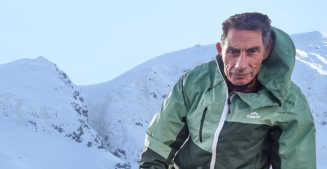 &laquo;&Kappa;&alpha;&lambda;ή &sigma;&omicron;&upsilon; &alpha;&nu;ά&beta;&alpha;&sigma;&eta; &epsilon;&kappa;&epsilon;ί &sigma;&tau;&alpha; &pi;&omicron;&lambda;ύ &psi;&eta;&lambda;ά&raquo;: &Theta;&lambda;ί&psi;&eta; &gamma;&iota;&alpha; &tau;&omicron;&nu; 74&chi;&rho;&omicron;&nu;&omicron; &omicron;&rho;&epsilon;&iota;&beta;ά&tau;&eta; &pi;&omicron;&upsilon; &beta;&rho;έ&theta;&eta;&kappa;&epsilon; &nu;&epsilon;&kappa;&rho;ό&sigmaf; &sigma;&tau;&omicron; &Beta;&epsilon;&lambda;&omicron;ύ&chi;&iota;