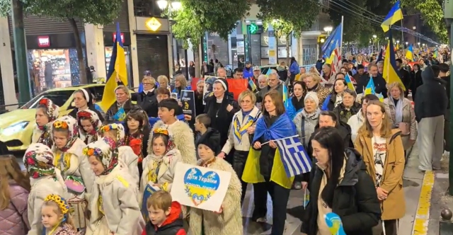 ΠΟΡΕΙΑ ΤΗΣ ΟΥΚΡΑΝΙΚΗΣ ΚΟΙΝΟΤΗΤΑΣ ΑΠΟ ΤΑ ΠΡΟΠΥΛΑΙΑ ΣΤΟ ΣΥΝΤΑΓΜΑ, ΖΗΤΟΥΝ ΝΑ ΜΠΕΙ ΤΕΛΟΣ ΣΤΟΝ ΠΟΛΕΜΟ