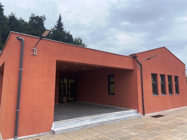 &Sigma;&tau;&alpha; &Tau;&rho;ί&kappa;&alpha;&lambda;&alpha; &tau;&omicron; &pi;&rho;ώ&tau;&omicron; &delta;&eta;&mu;ό&sigma;&iota;&omicron; &laquo;&pi;&alpha;&theta;&eta;&tau;&iota;&kappa;ό&raquo; &sigma;&chi;&omicron;&lambda;&epsilon;ί&omicron;, &delta;&iota;&alpha;&tau;&eta;&rho;&epsilon;ί &sigma;&tau;&alpha;&theta;&epsilon;&rho;ή &theta;&epsilon;&rho;&mu;&omicron;&kappa;&rho;&alpha;&sigma;ί&alpha; 21 &beta;&alpha;&theta;&mu;ώ&nu; &Kappa;&epsilon;&lambda;&sigma;ί&omicron;&upsilon; ό&lambda;&omicron; &tau;&omicron; &chi;&rho;ό&nu;&omicron;